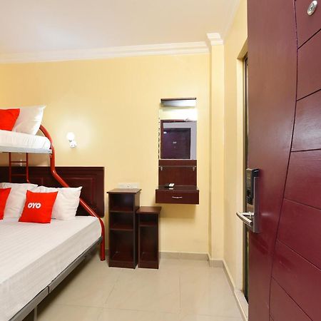 Super Oyo 90562 J Hotel Pj Петалинг Джая Екстериор снимка