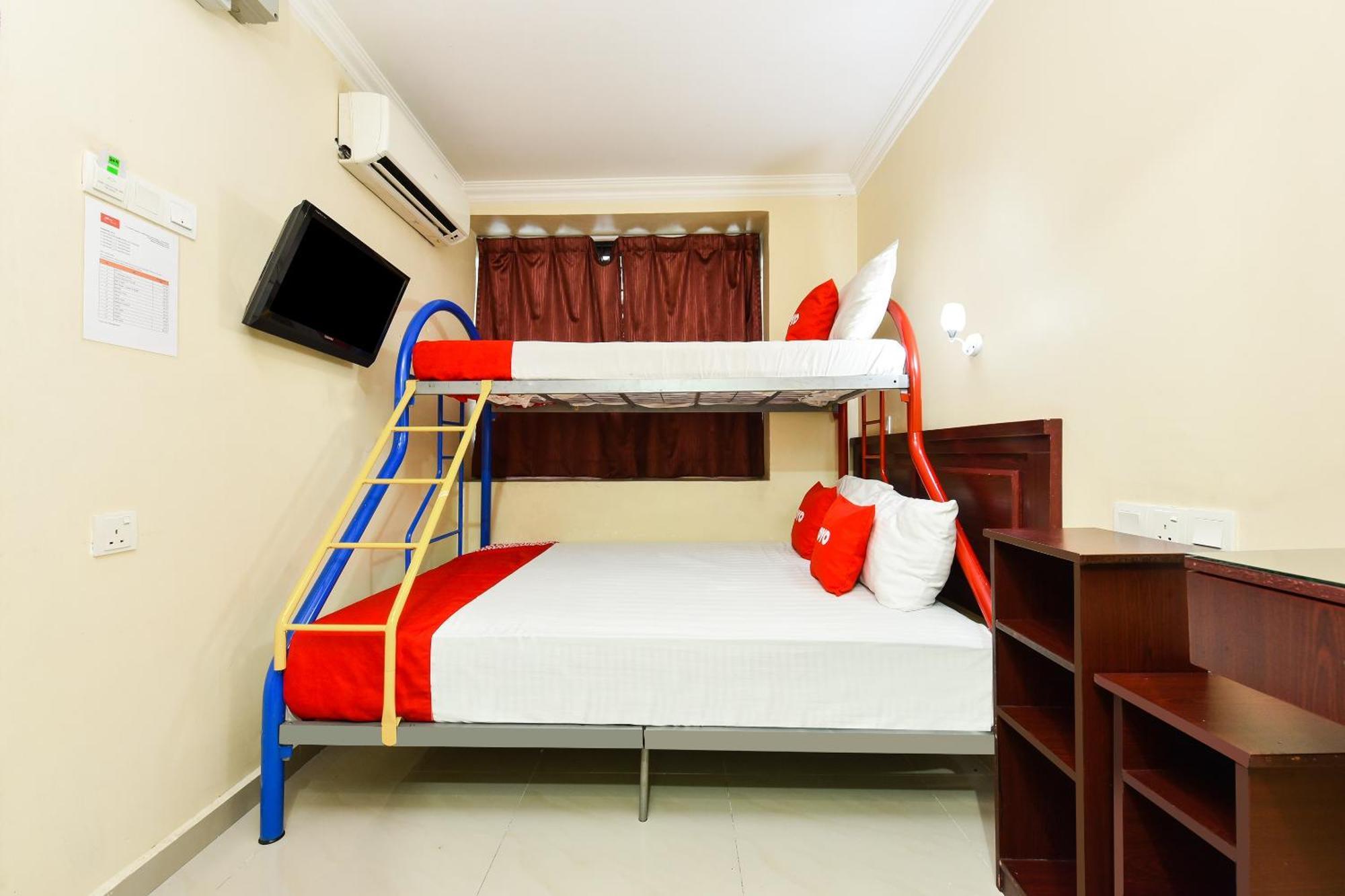 Super Oyo 90562 J Hotel Pj Петалинг Джая Екстериор снимка