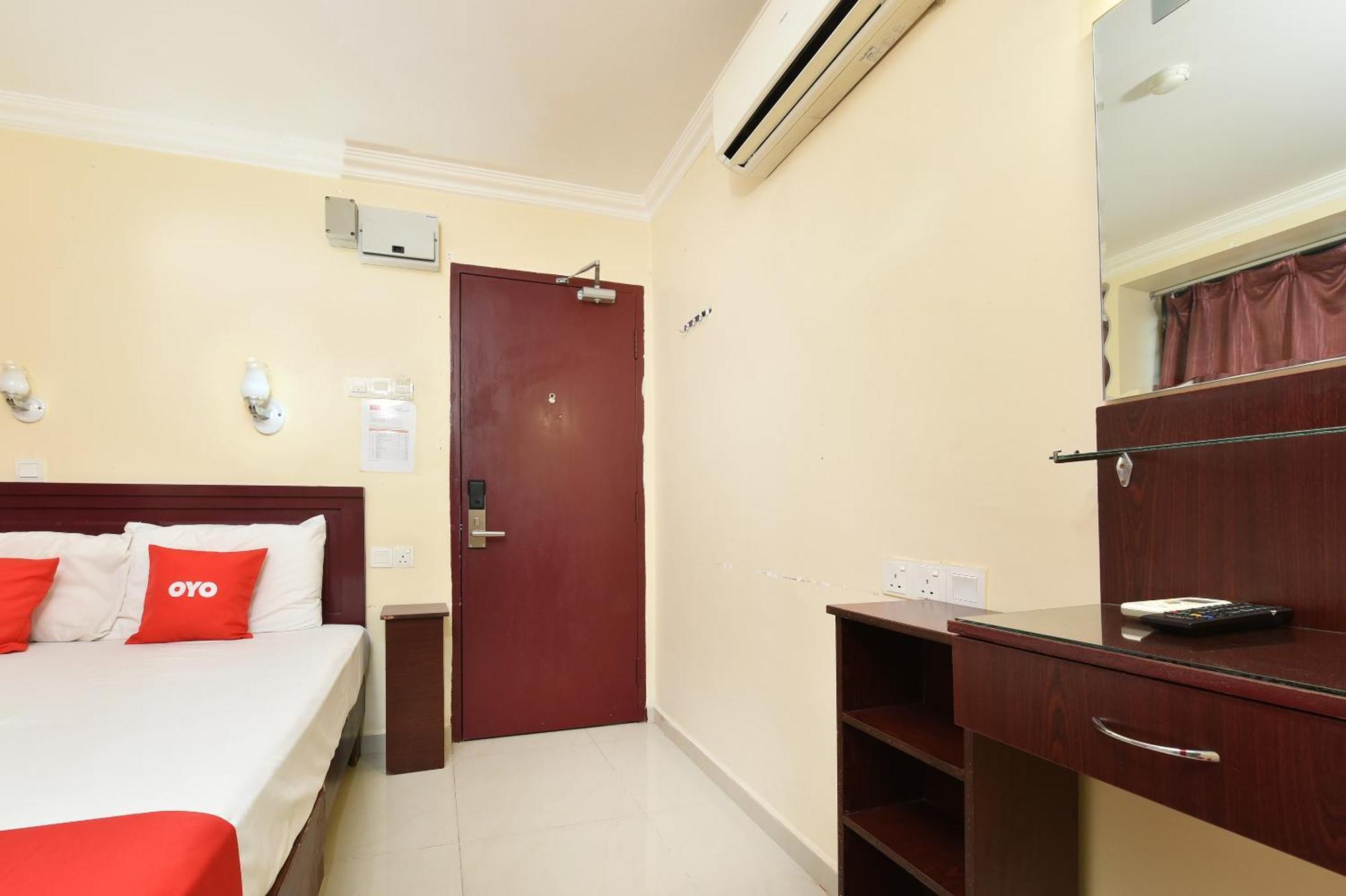 Super Oyo 90562 J Hotel Pj Петалинг Джая Екстериор снимка