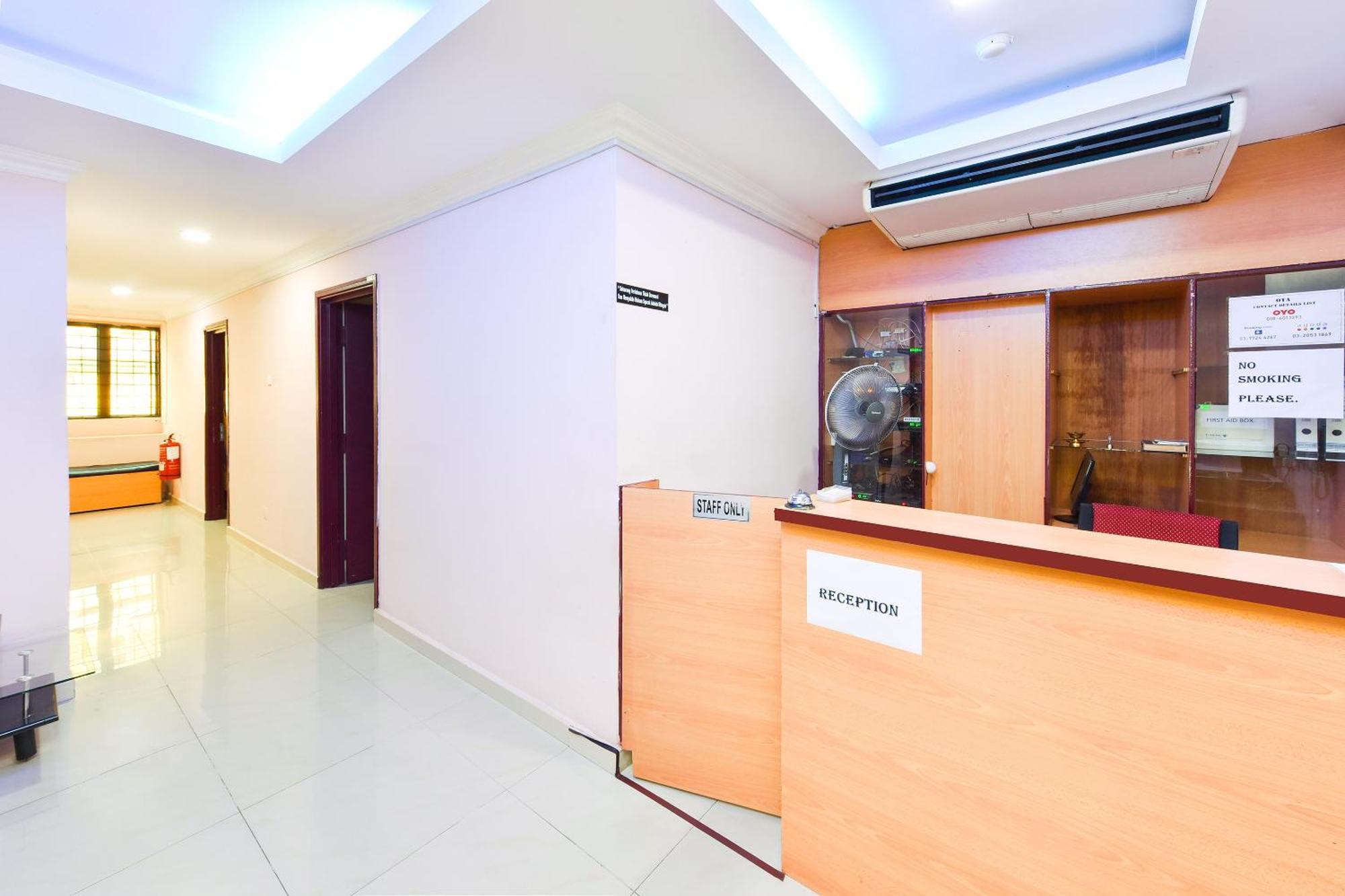 Super Oyo 90562 J Hotel Pj Петалинг Джая Екстериор снимка