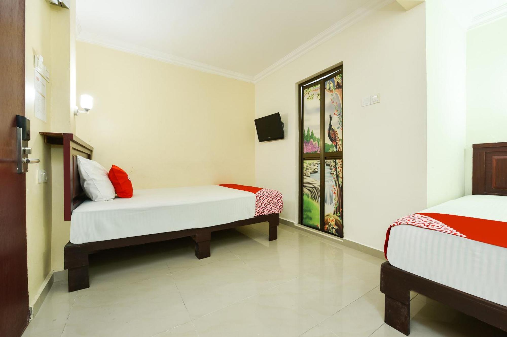 Super Oyo 90562 J Hotel Pj Петалинг Джая Екстериор снимка