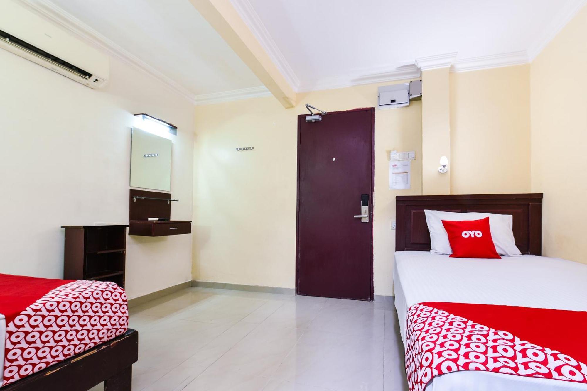 Super Oyo 90562 J Hotel Pj Петалинг Джая Екстериор снимка