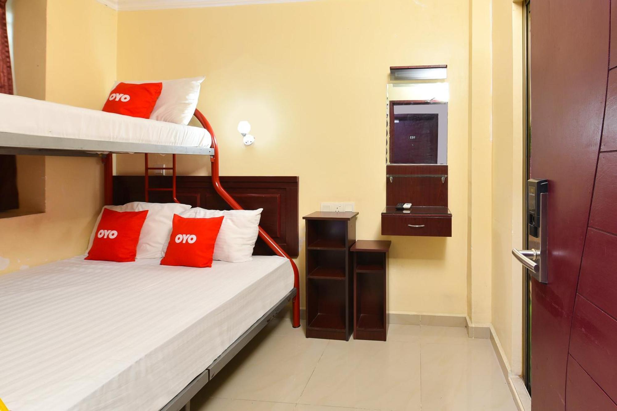 Super Oyo 90562 J Hotel Pj Петалинг Джая Екстериор снимка