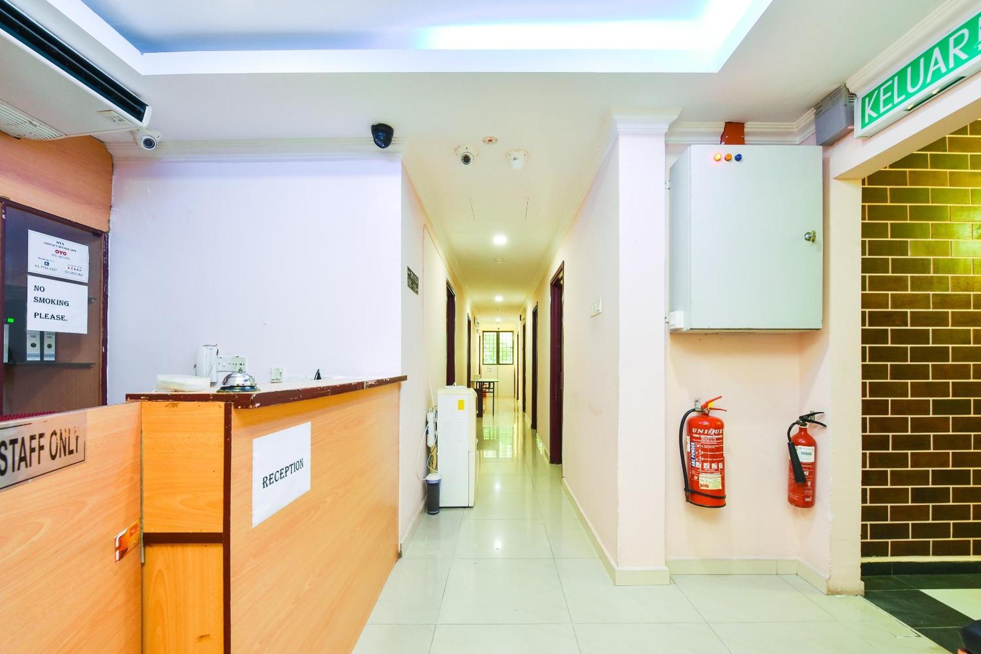 Super Oyo 90562 J Hotel Pj Петалинг Джая Екстериор снимка