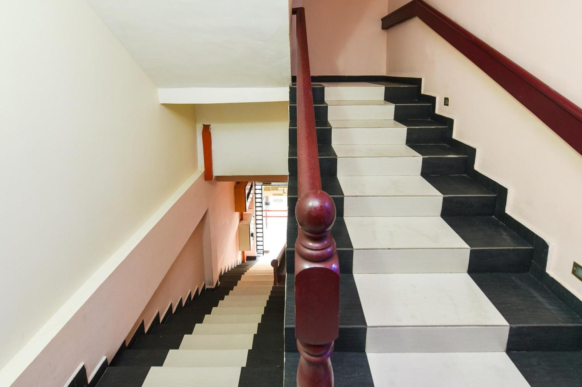 Super Oyo 90562 J Hotel Pj Петалинг Джая Екстериор снимка