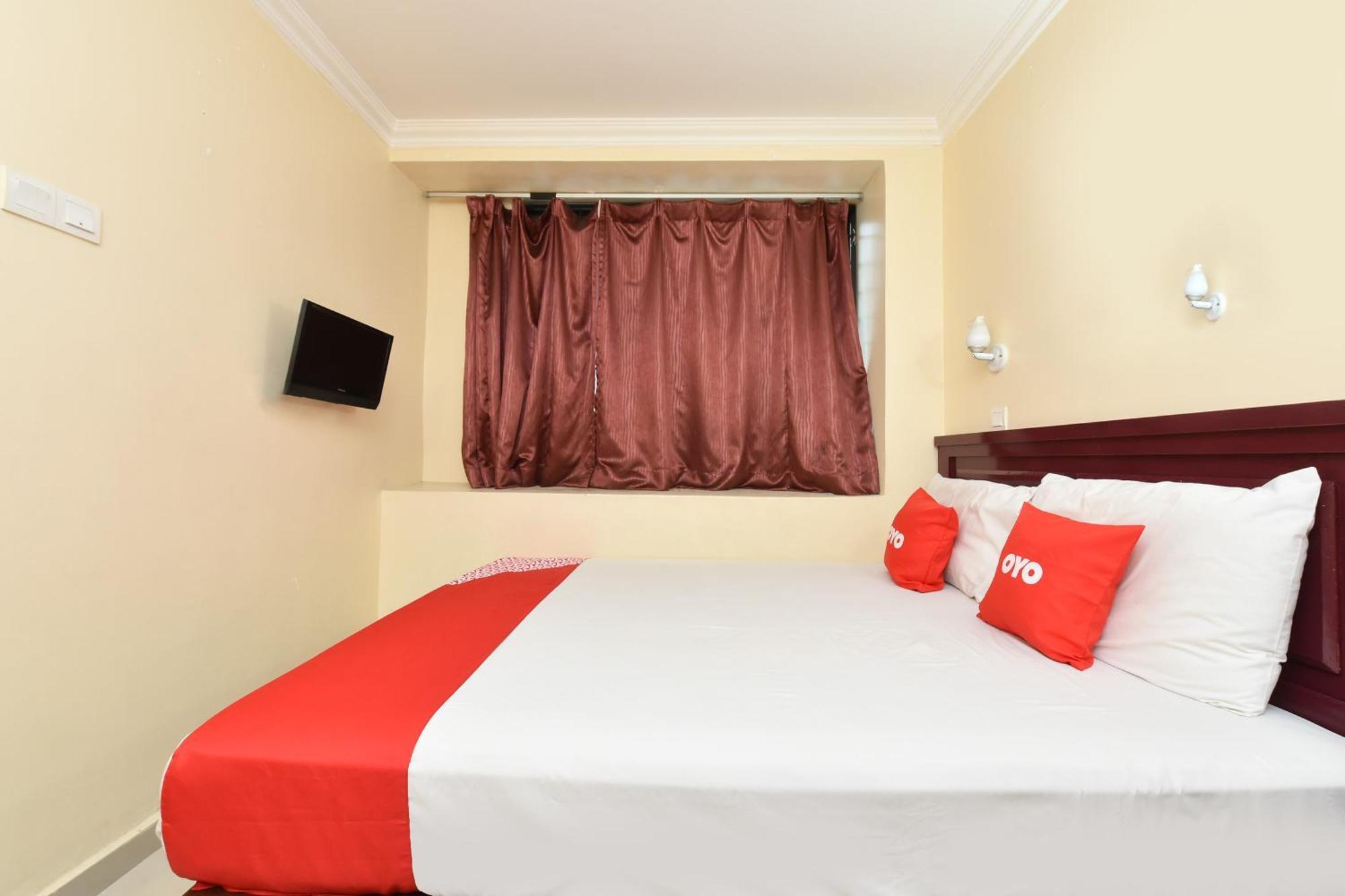 Super Oyo 90562 J Hotel Pj Петалинг Джая Екстериор снимка