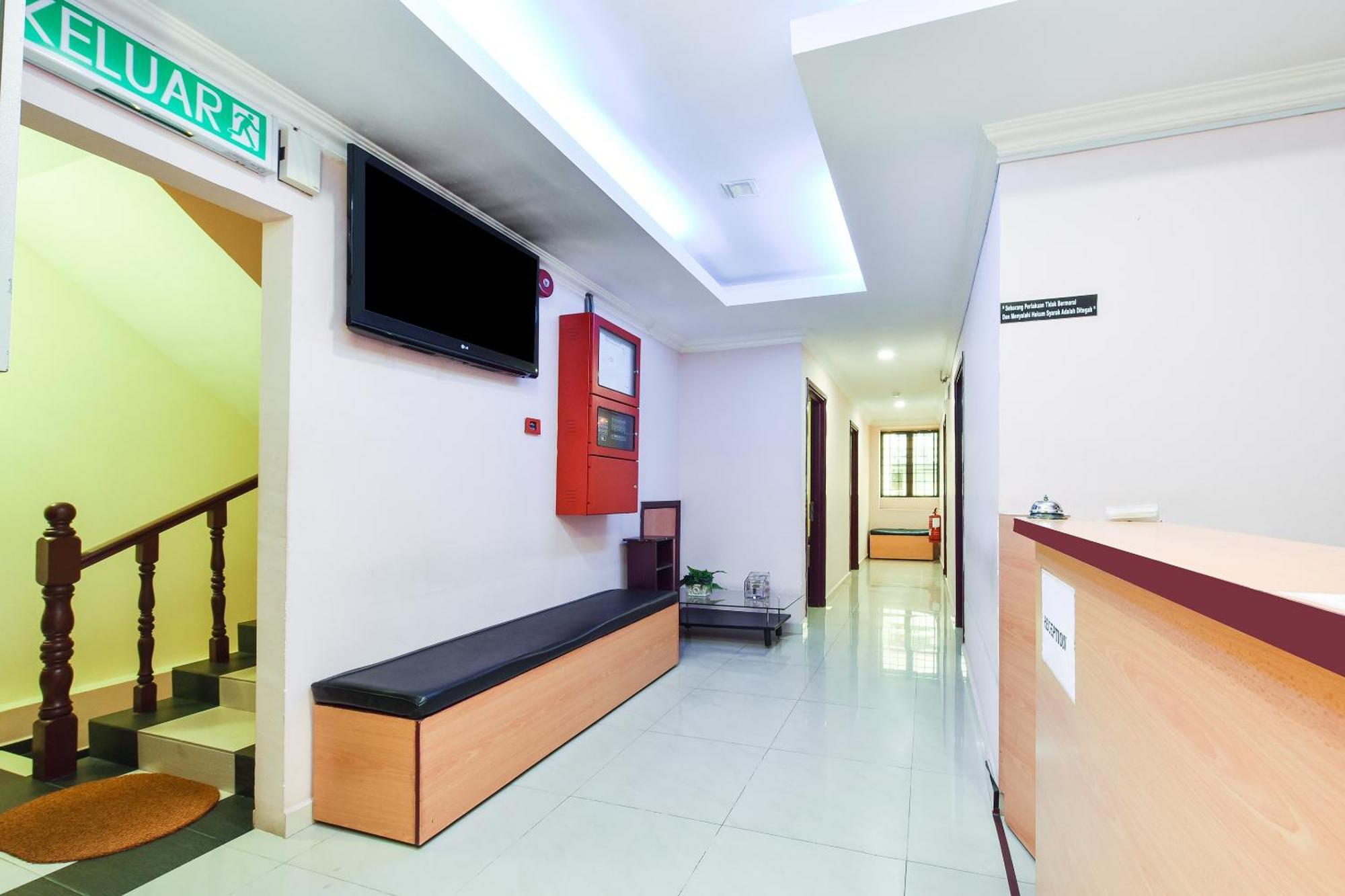Super Oyo 90562 J Hotel Pj Петалинг Джая Екстериор снимка