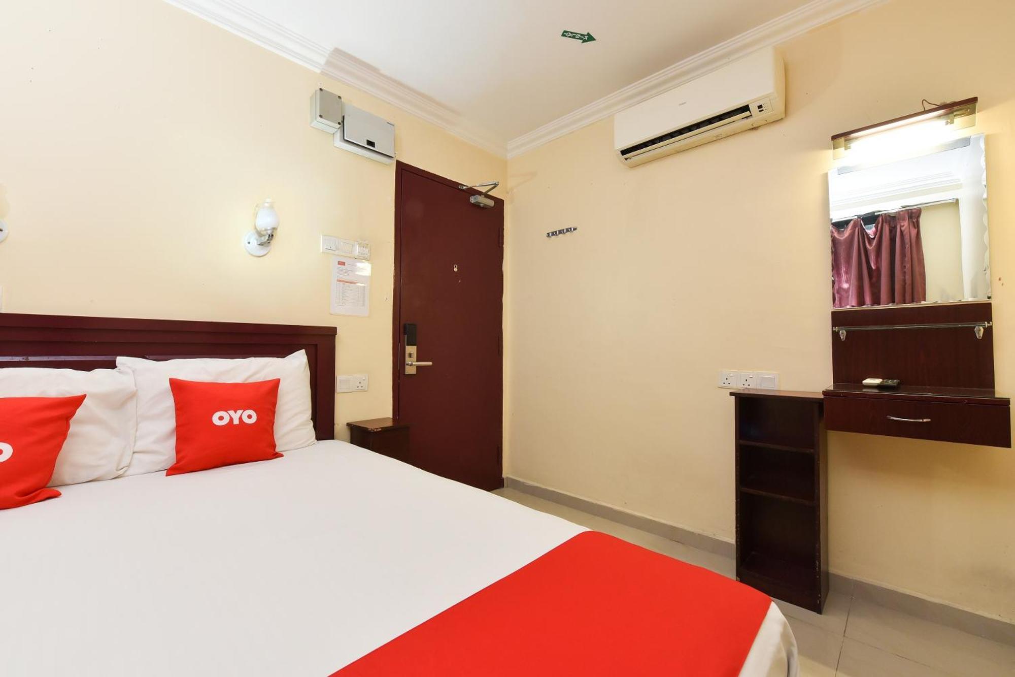 Super Oyo 90562 J Hotel Pj Петалинг Джая Екстериор снимка