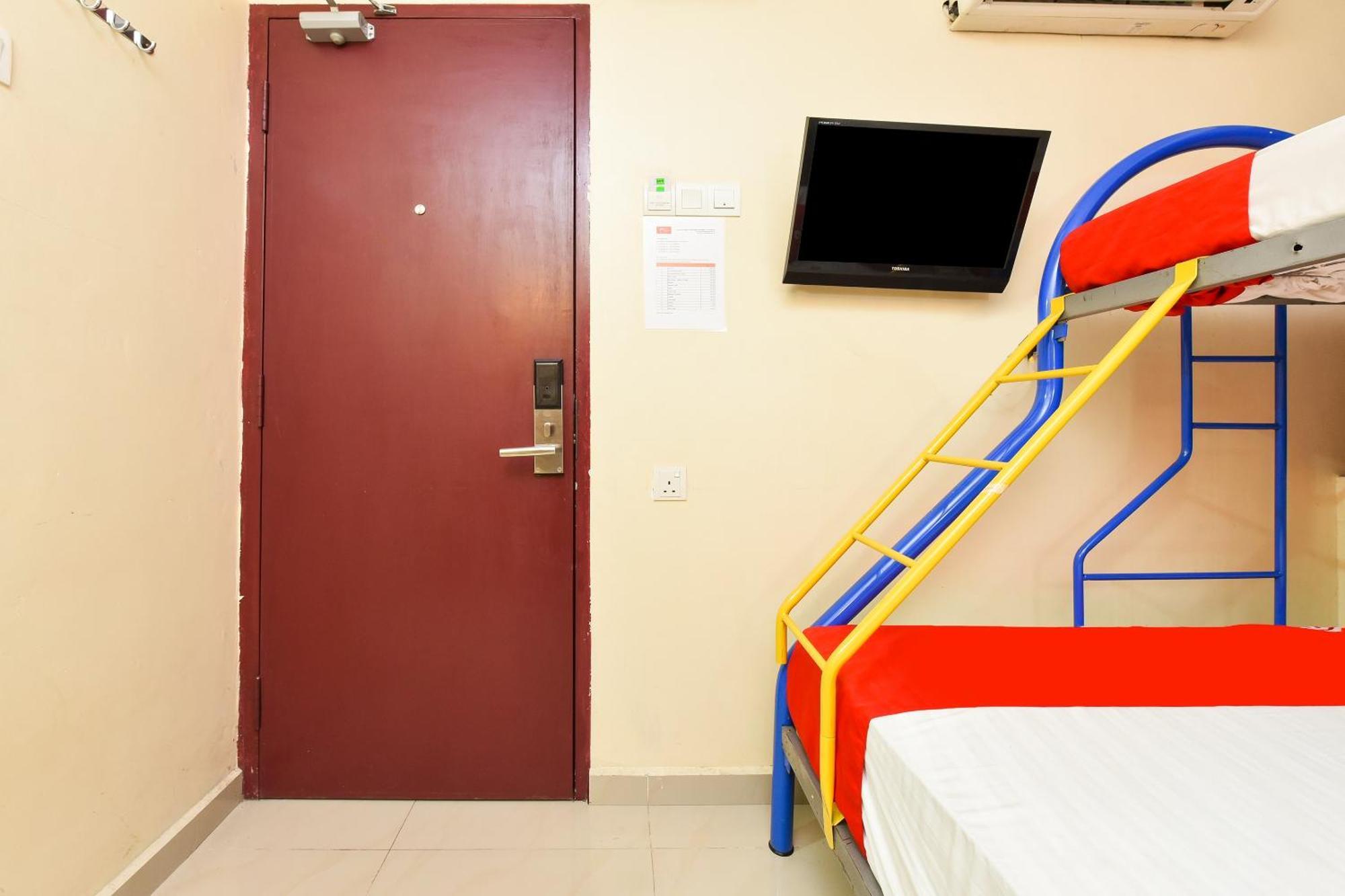 Super Oyo 90562 J Hotel Pj Петалинг Джая Екстериор снимка