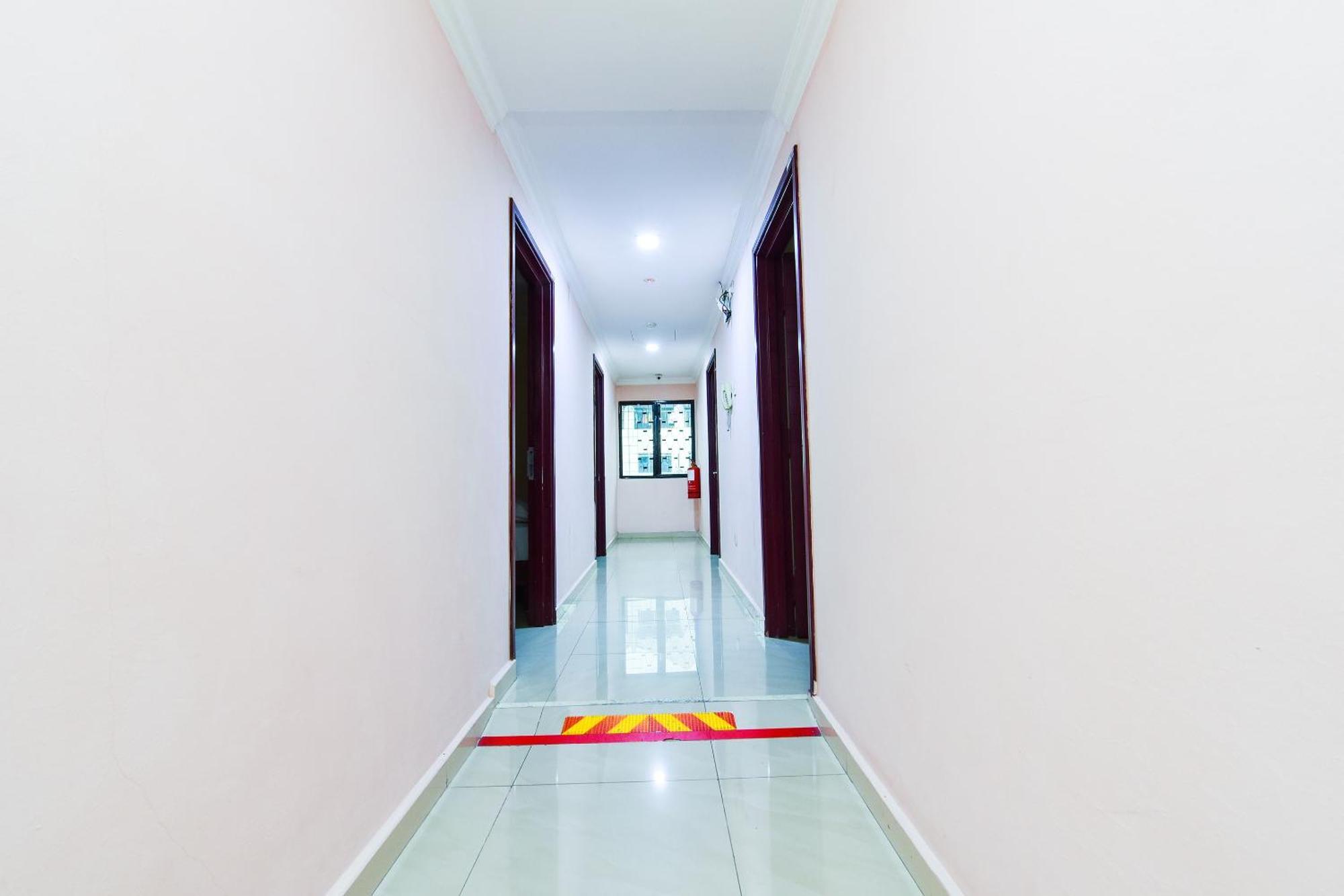 Super Oyo 90562 J Hotel Pj Петалинг Джая Екстериор снимка