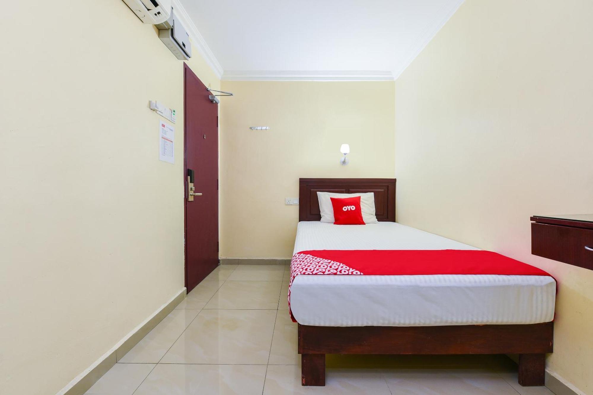 Super Oyo 90562 J Hotel Pj Петалинг Джая Екстериор снимка